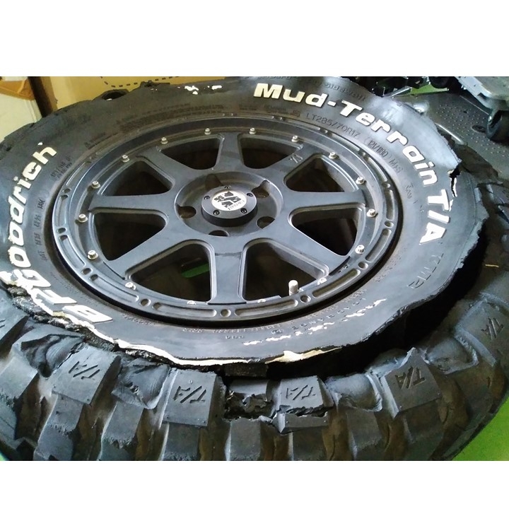 タイヤ バースト.jpg